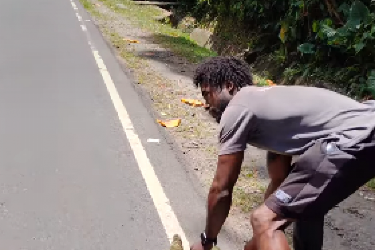 DRAMA NA MAGISTRALNOM PUTU: Vozio je kada je iznenada na asfaltu ugledao jezivo stvorenje, izašao je iz kola i uradio nešto zbog čega je ovaj snimak pregledan milionima puta! (FOTO/VIDEO)