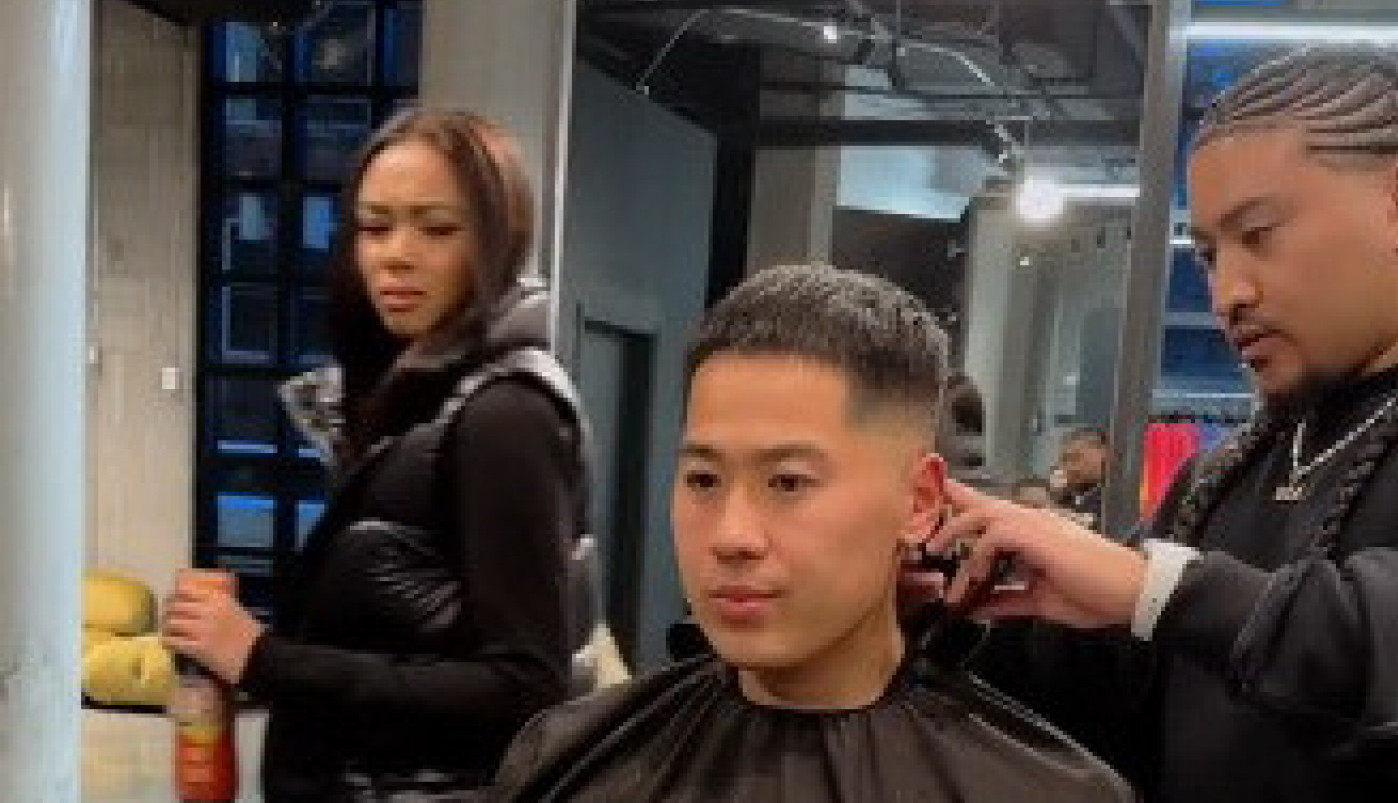 UŠAO JE U BERBERNICU, A ONDA DOŽIVEO ŠOK! Ono što berberin svakoj mušteriji radi pre šišanja natera muškarce da zaneme! (VIDEO)