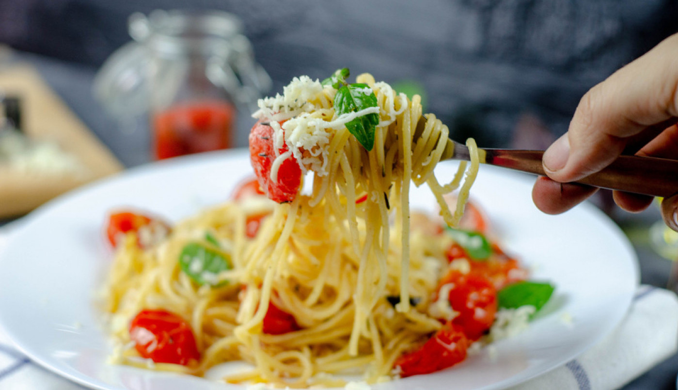 SAVRŠENO JELO ZA LETNJE DANE, ŠPAGETE PO ORIGINALNOM RECEPTU IZ NAPULJA: Italijanski specijalitet od samo 5 sastojaka, prste da poližeš!