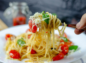 SAVRŠENO JELO ZA LETNJE DANE, ŠPAGETE PO ORIGINALNOM RECEPTU IZ NAPULJA: Italijanski specijalitet od samo 5 sastojaka, prste da poližeš!