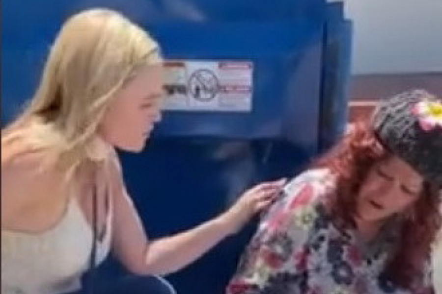 ŠETALA JE I ODJEDNOM NASRED ULICE UGLEDALA BESKUĆNICU! Zanemela je i počela da rida kada je shvatila o kome se radi: "Da li me prepoznaješ, ja sam tvoja beba?" (VIDEO)