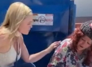 ŠETALA JE I ODJEDNOM NASRED ULICE UGLEDALA BESKUĆNICU! Zanemela je i počela da rida kada je shvatila o kome se radi: "Da li me prepoznaješ, ja sam tvoja beba?" (VIDEO)