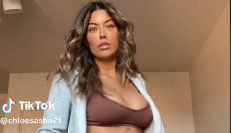 ZBOG SAŠINIH SNIMAKA MUŠKARCI GUBE GLAVU: Ovu lepoticu muž je prevario i ostavio samu sa decom, nije ni slutio šta će ona potom uraditi (VIDEO)