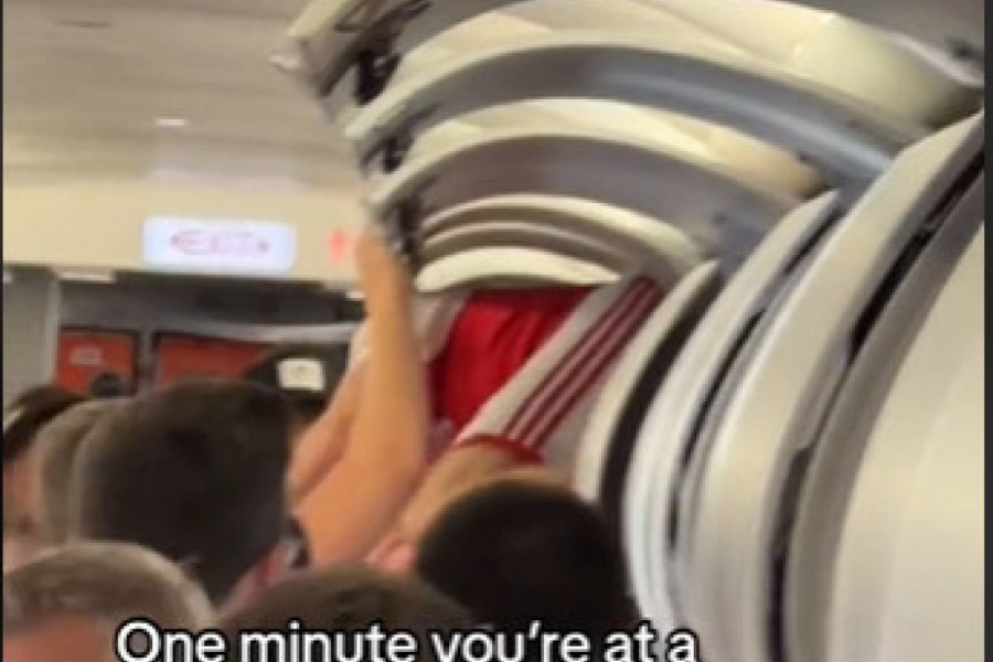 PRI SLETANJU SA IBICE U AVIONU SU ZATEKLI ŠOK SCENU: Putnici su izbezumljeno gledali u deo za prtljag, kako je moguće da niko nije primetio šta se tu krije? (VIDEO)