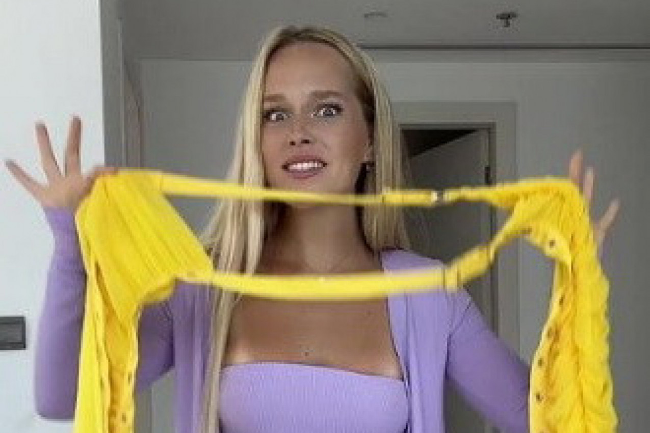 NARUČILA JE HALJINU PREKO INTERNETA I EVO ŠTA JOJ JE STIGLO: Devojka se skamenila, a onda je videla šta viri iz paketa! (VIDEO)