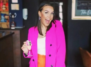 DA LI JE MOGUĆE DA JE U OVOME DOŠLA NA VENČANJE? Žena otkrila gde je kupila haljinu za svadbu i prenerazila ljude, cena je tek šokantna! (FOTO)