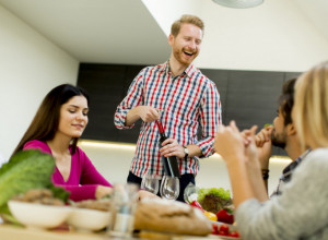 HOĆETE DA OTVORITE FLAŠU VINA, A NEMATE OTVARAČ? Ovaj trik će vam olakšati život, potrebne su vam 2 stvari koje ima svaka kuhinja!