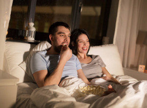 OBOŽAVATE DA UVEČE JEDETE U KREVETU UZ FILM? Kada budete videli šta može da vam se desi, odmah ćete prestati, JEZIVO! (VIDEO)