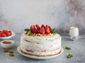 SAVRŠENI KREMASTI KOLAČ OD JAGODA KOJI SE NE PEČE! Svaki zalogaj ostaviće vas bez daha!