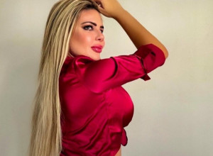 ADVOKATICA BUJNOG POPRSJA POKAZALA KAKO IDE U KANCELARIJU: A onda je svukla farmerke i otkrila čime raspolaže otpozadi! (FOTO)