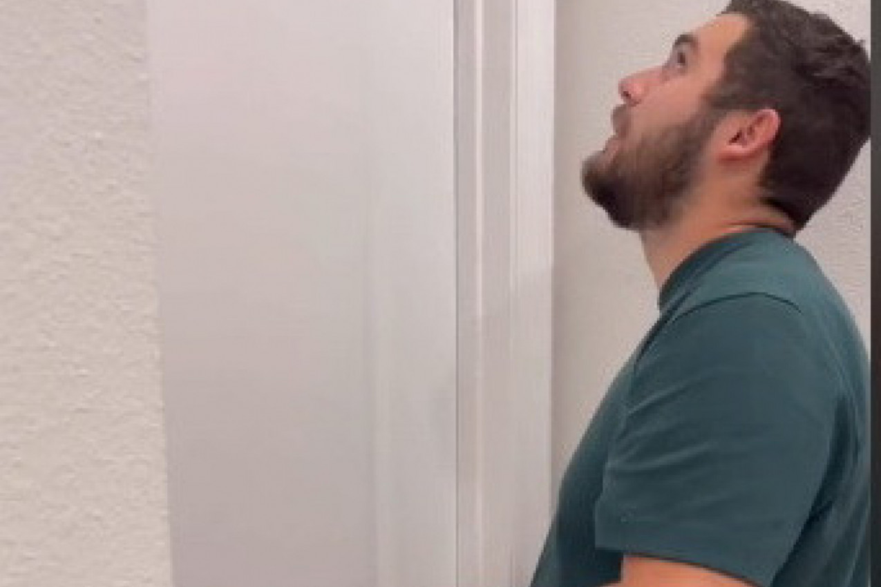 DRAMA! DEČAK OD DVE GODINE SE ZAKLJUČAO U SOBU, OTAC NEMOĆAN! Rasplet se dogodio tek posle 45 minuta, a evo šta je majka radila! (VIDEO)