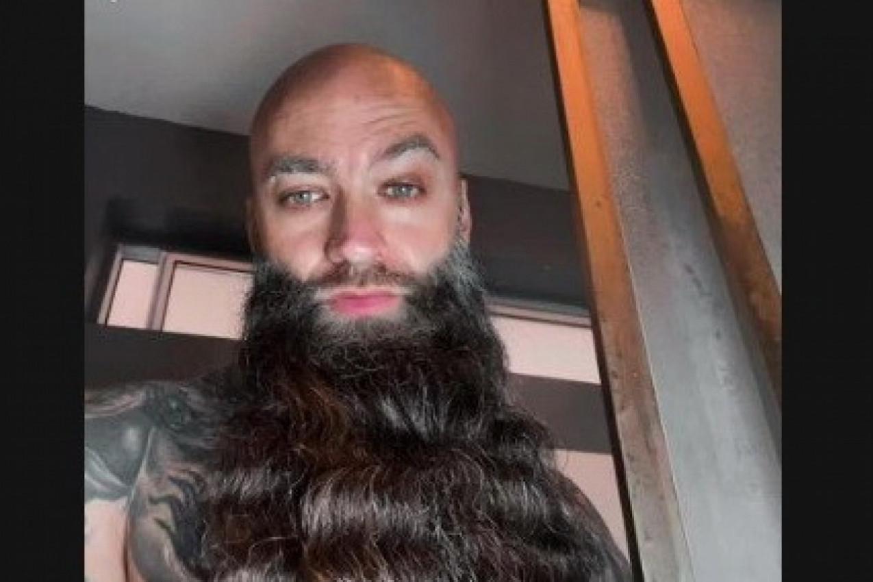 ZA OVIM MUŠKARCEM ŽENE SU IZGUBILE GLAVU: Kada su videle šta ume da uradi, svakodnevno mu šalju nepristojne ponude (VIDEO)