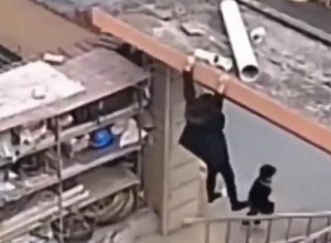 ŽENA JE PALA SA MERDEVINA, A ZASTRAŽUJUĆUJU SCENU GLEDAO JE NJEN SIN: Dečakova reakcija obišla je svet, ne biste verovali šta je uradio (VIDEO)