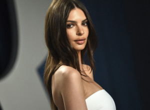 EMILI RATAJKOVSKI NOSI SAVRŠENE LETNJE FARMERKE: Gde god da se pojavite u njima, bićete zvezda! (FOTO)