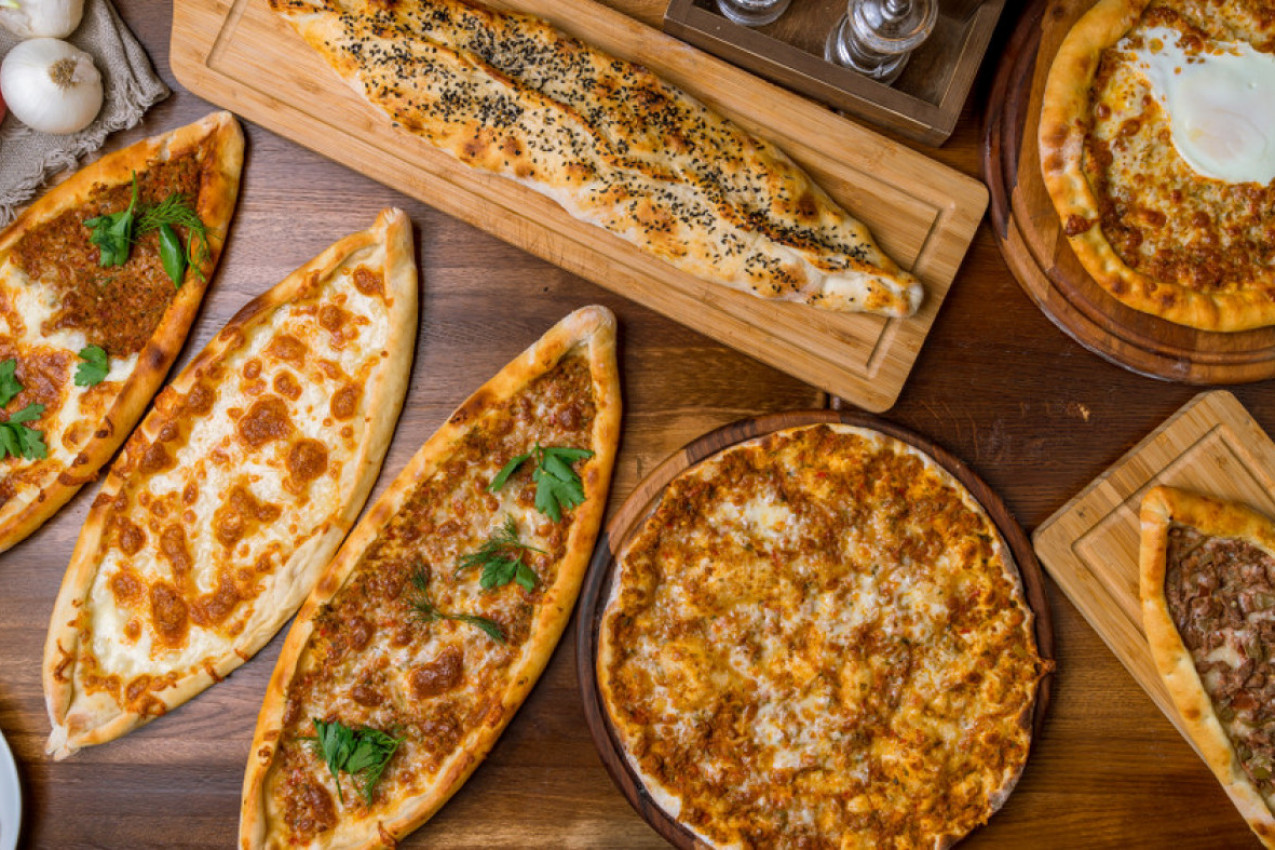 DA LI STE PROBALI PIDE, UKUSNO TURSKO JELO KOJE ĆE VAS RASPAMETITI? Ovaj specijalitet od testa već je osvojio Evropu!