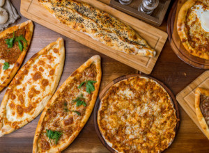 DA LI STE PROBALI PIDE, UKUSNO TURSKO JELO KOJE ĆE VAS RASPAMETITI? Ovaj specijalitet od testa već je osvojio Evropu!