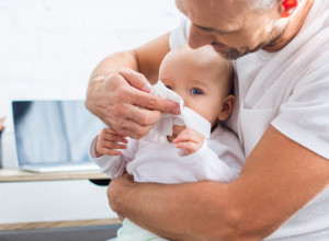 DA LI SE SEĆATE BEBE KOJA JE ROĐENA SA OGROMNIM CRVENIM NOSEM? Svi su je pogrdno zvali Rudolf, u školi je trpela jezivu torturu, a evo ko je ona danas! (FOTO/VIDEO)