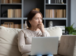 BILI SMO 30 GODINA U SREĆNOM BRAKU, VOLELI SE I PUTOVALI SVUDA! A onda sam slučajno umesto svog izvoda iz banke na mejlu otvorila njegov: Zanemela sam od šoka, a onda briznula u plač!