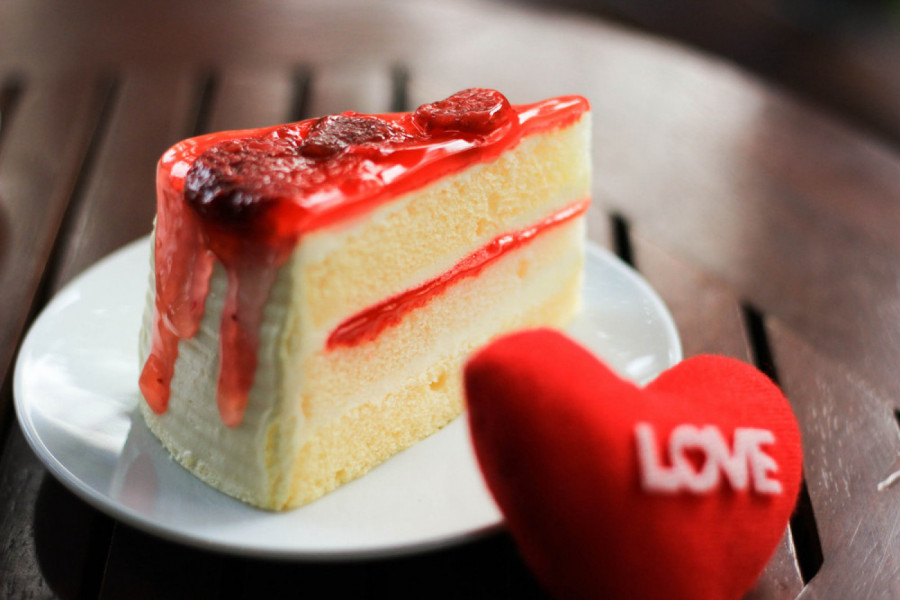 SLASNI ČIZKEJK OD JAGODA SPREMAN ZA TREN: Ovo je idealan kolač za letnje vreme, zanemećete kada ga okusite!