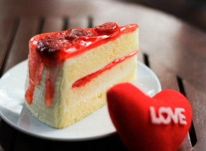 SLASNI ČIZKEJK OD JAGODA SPREMAN ZA TREN: Ovo je idealan kolač za letnje vreme, zanemećete kada ga okusite!