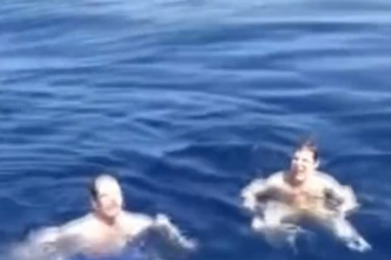 UŽIVALI SU U PLIVANJU NI NE SLUTIVŠI ŠTA ĆE SE DESITI: Kada su krenuli ka brodu nastala je drama, telefonom je slučajno snimljeno šta je bilo ispod njih na samo JEDAN METAR! (VIDEO)