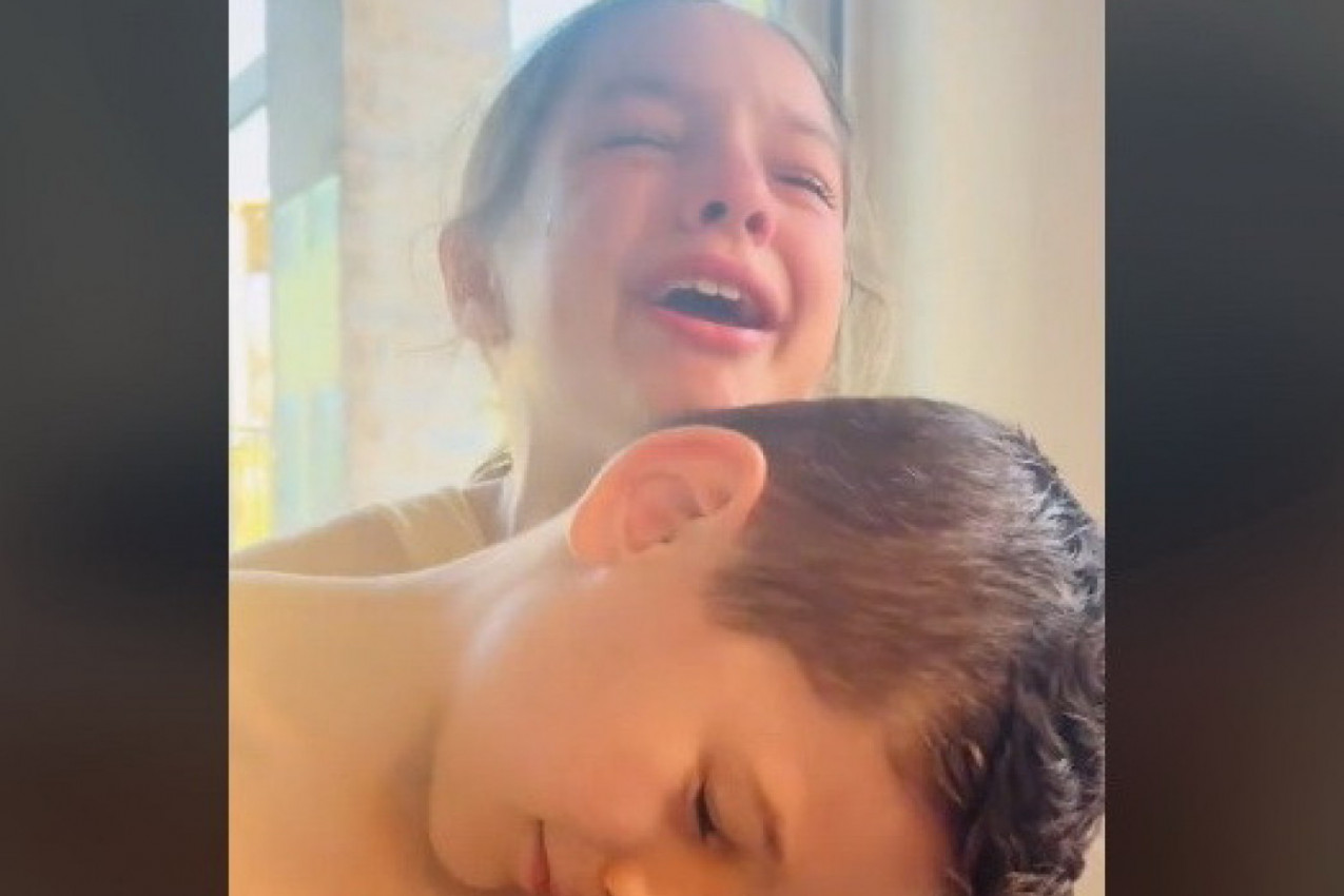 NJEN BRAT IMA AUTIZAM I URADIO JE NEŠTO ZBOG ČEGA SE OVA DEVOJČICA GUŠILA U SUZAMA: Niko ne može da ostanete imun na ovakve emocije! (VIDEO)
