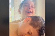 NJEN BRAT IMA AUTIZAM I URADIO JE NEŠTO ZBOG ČEGA SE OVA DEVOJČICA GUŠILA U SUZAMA: Niko ne može da ostanete imun na ovakve emocije! (VIDEO)