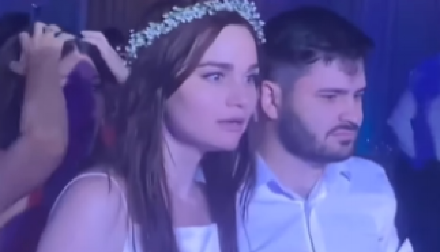 MLADENCI SU SA NESTRPLJENJEM ČEKALI DA SE IZNESE SVADBENA TORTA: A onda su nastupili užas, neverica i šok, konobar se okliznuo i nastao je karambol, mlada se skamenila! (FOTO/VIDEO)