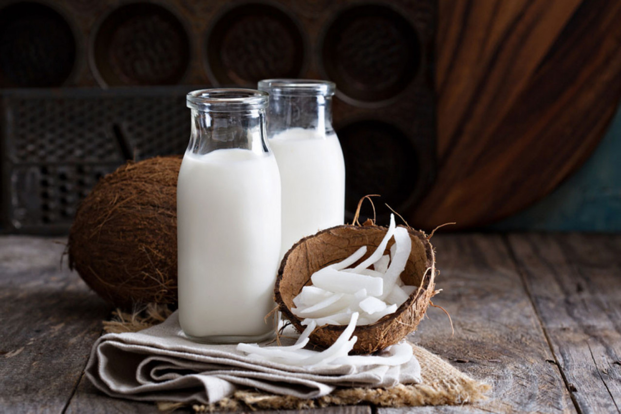 KAKO NAPRAVITI MLEKO OD SVEŽEG KOKOSA? Brzo, lako i jednostavno, ovaj napitak će vas osvežiti kao ništa tokom vrelih letnjih dana!