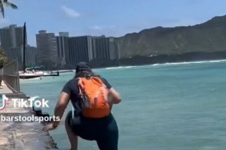 HTELA JE DA SIĐE DO MORA, A ONDA JE ZA NJOM KRENUO I MUŠKARAC: Fotograf nije mogao da veruje kakva scena se odvija pred njegovim očima! (VIDEO)