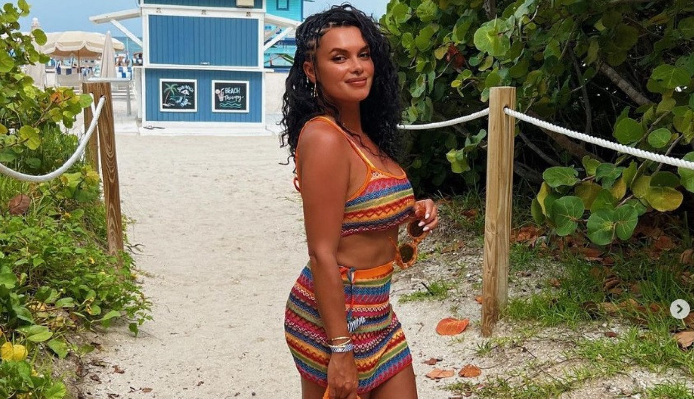 SVI GLEDAJU U BUJNE OBLINE NAJPROVOKATIVNIJE VODITELJKE NA PLANETI: Zbog ove njene haljine muškarci su potpuno zanemeli, sve se ocrtava (FOTO)