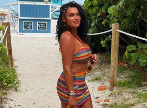 SVI GLEDAJU U BUJNE OBLINE NAJPROVOKATIVNIJE VODITELJKE NA PLANETI: Zbog ove njene haljine muškarci su potpuno zanemeli, sve se ocrtava (FOTO)