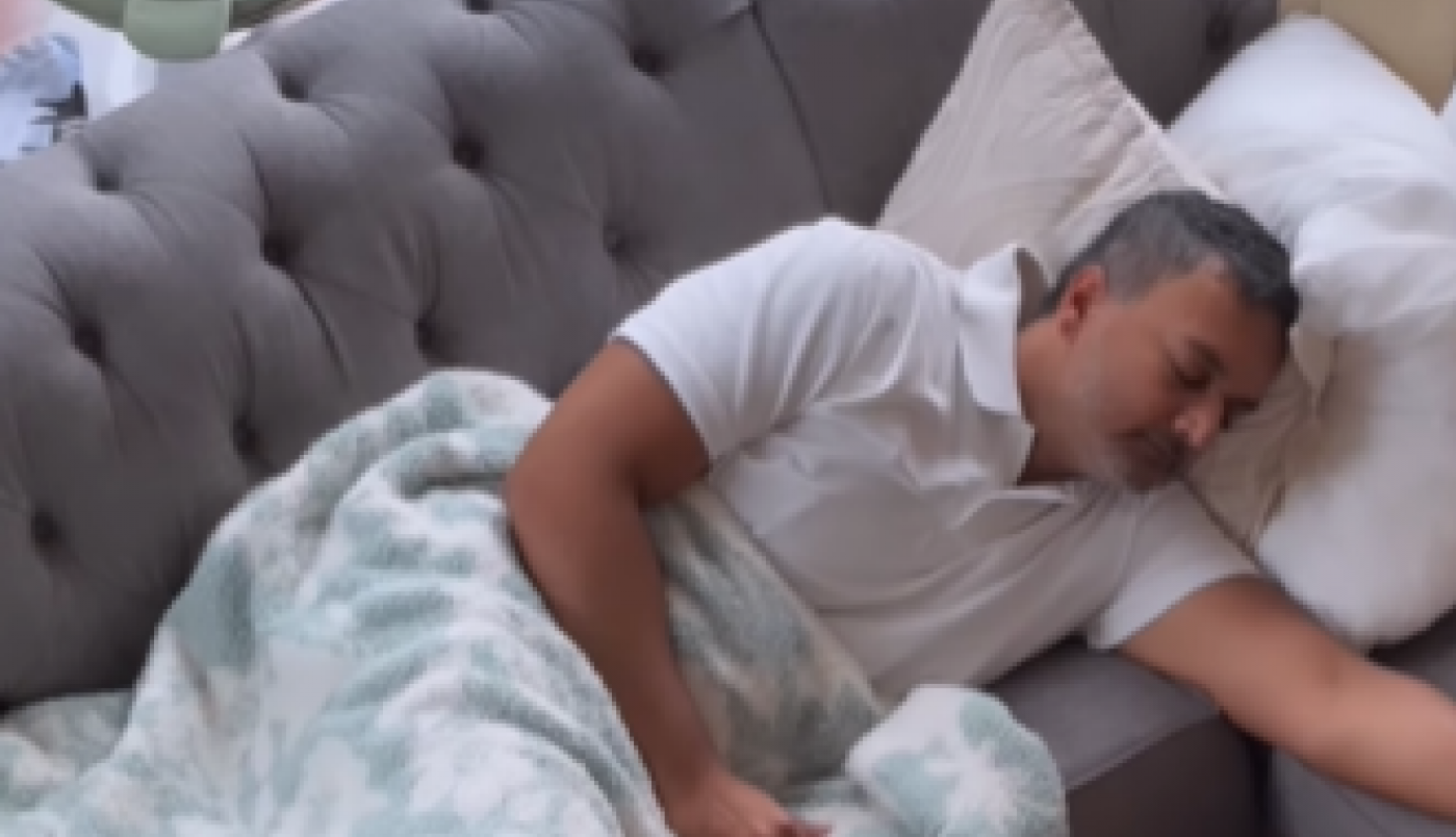 MAMA JE IZAŠLA I OSTAVILA DECU NA ČUVANJE OCU KOJI JE ZASPAO: Ono što je zatekla na podu ostavilo ju je bez reči, usledio je muk! (VIDEO)