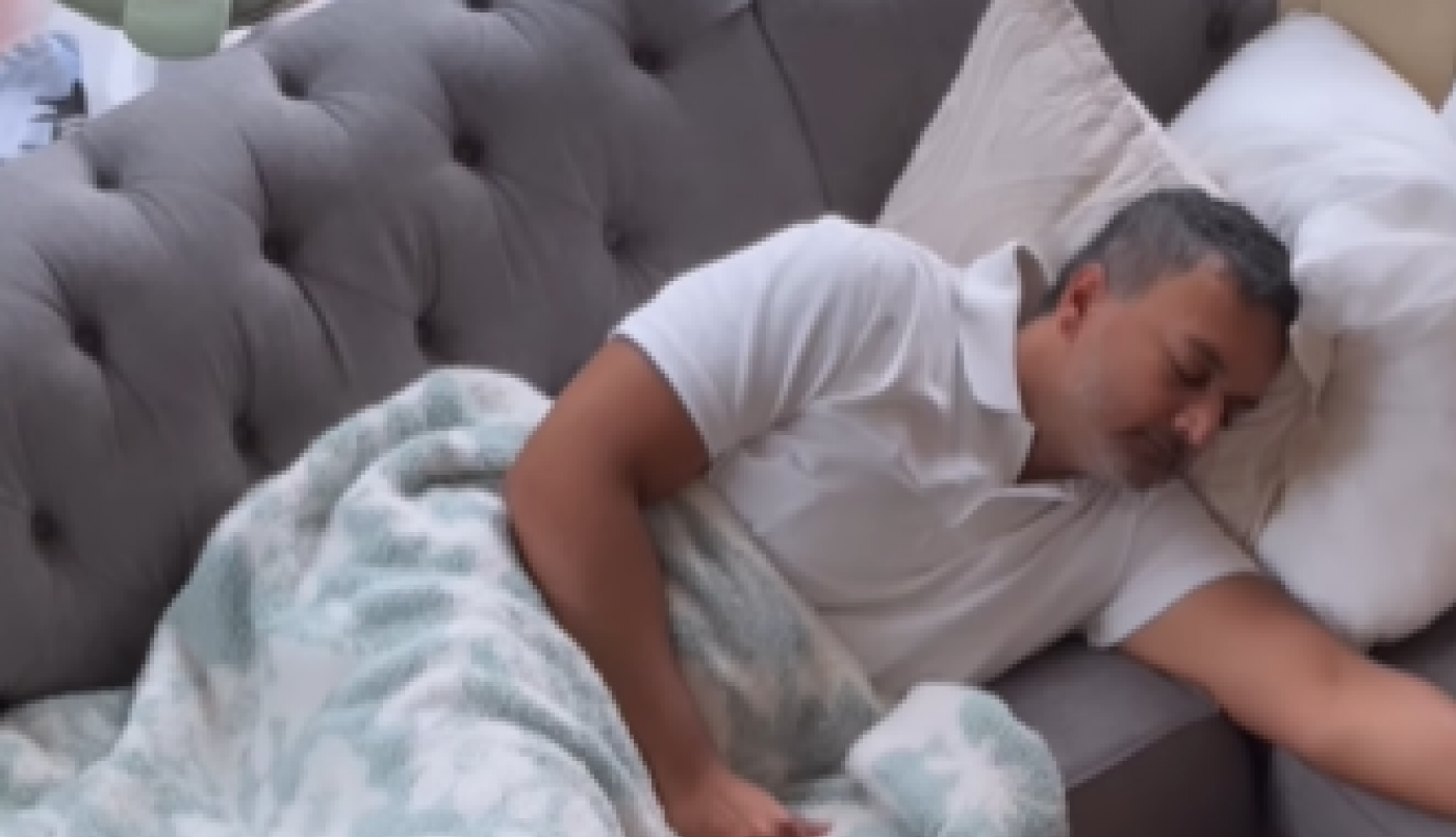 MAMA JE IZAŠLA I OSTAVILA DECU NA ČUVANJE OCU KOJI JE ZASPAO: Ono što je zatekla na podu ostavilo ju je bez reči, usledio je muk! (VIDEO)