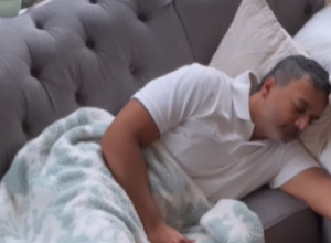 MAMA JE IZAŠLA I OSTAVILA DECU NA ČUVANJE OCU KOJI JE ZASPAO: Ono što je zatekla na podu ostavilo ju je bez reči, usledio je muk! (VIDEO)