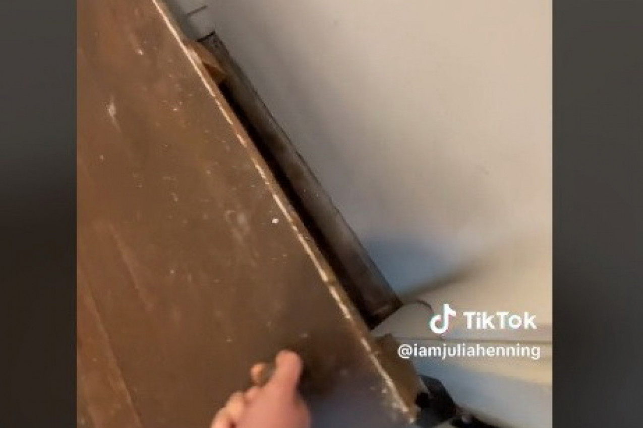 TRI GODINE JE ŽIVELA U KUĆI, A ONDA SLUČAJNO U NJOJ OTKRILA TAJNA VRATA: Kada ih je otvorila pretrnula je od šoka, ljudi joj poručuju: Ne ulazi tamo NIPOŠTO! (VIDEO)