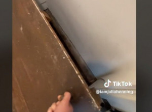 TRI GODINE JE ŽIVELA U KUĆI, A ONDA SLUČAJNO U NJOJ OTKRILA TAJNA VRATA: Kada ih je otvorila pretrnula je od šoka, ljudi joj poručuju: Ne ulazi tamo NIPOŠTO! (VIDEO)