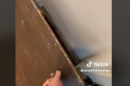 TRI GODINE JE ŽIVELA U KUĆI, A ONDA SLUČAJNO U NJOJ OTKRILA TAJNA VRATA: Kada ih je otvorila pretrnula je od šoka, ljudi joj poručuju: Ne ulazi tamo NIPOŠTO! (VIDEO)