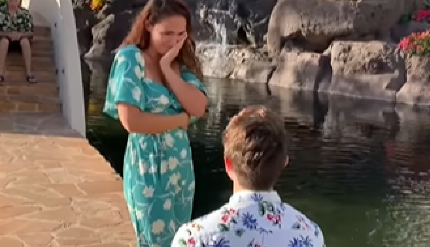 DOK JE PRIPREMAO PROSIDBU DEVOJKE, NIJE NI SLUTIO ŠTA RADI MUŠKARAC NA METAR OD NJEGA: O ovom videu priča ceo svet (VIDEO)