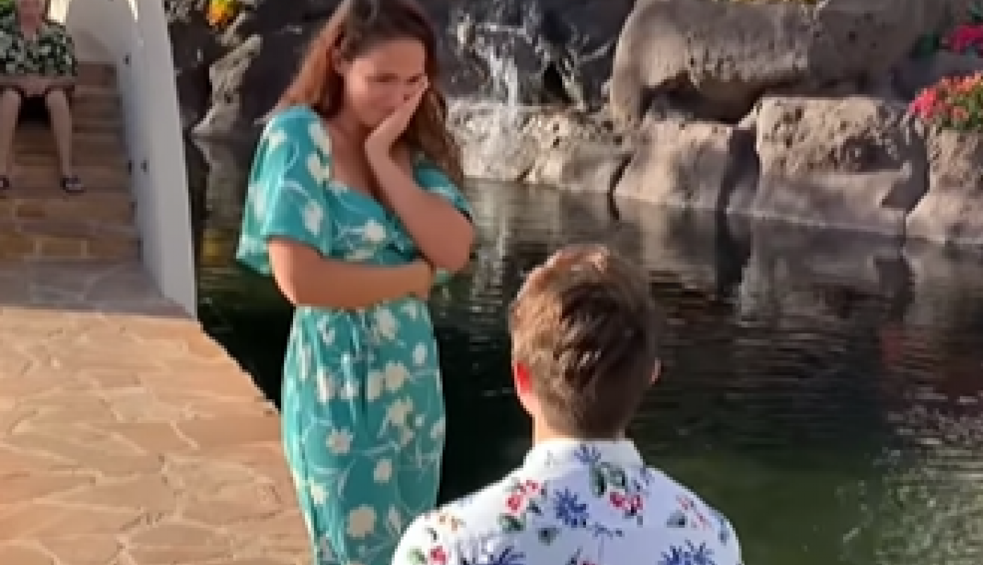 DOK JE PRIPREMAO PROSIDBU DEVOJKE, NIJE NI SLUTIO ŠTA RADI MUŠKARAC NA METAR OD NJEGA: O ovom videu priča ceo svet (VIDEO)