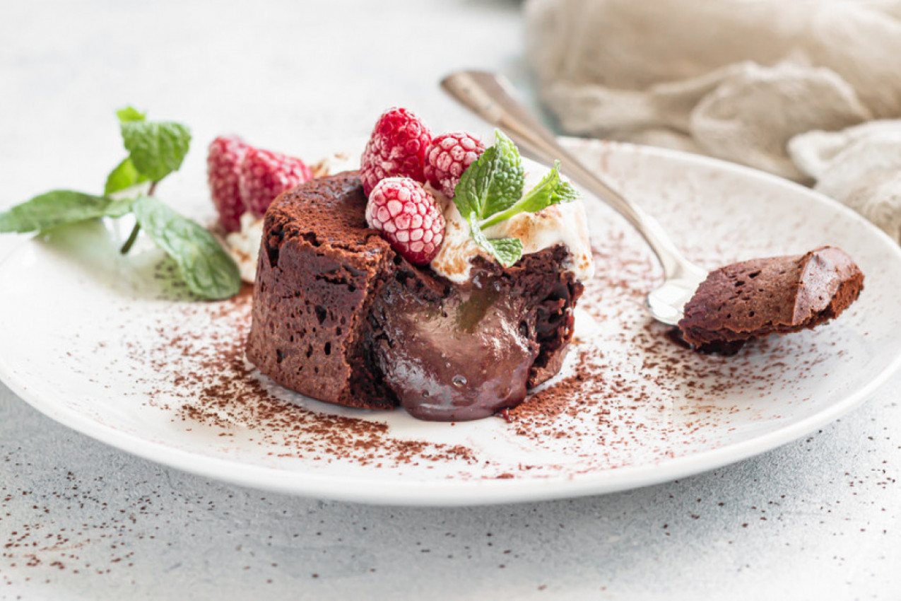 NAJJEDNOSTAVNIJI RECEPT ZA LAVA KOLAČ S ČOKOLADOM: Neodoljivi krematsti slatkiš sprema se za POLA SATA!