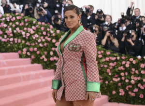 EVO ŠTA NAJPRIVLAČNIJA ŽENA NA PLANETI JEDE NA PLAŽI: Pokazala da ne broji kalorije i da ne podleže trendovima mršavosti i manekenskog izgleda! (FOTO)