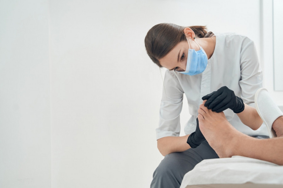 7 SIMPTOMA OPAKIH OBOLJENJA KOJA SE MOGU VIDETI NA STOPALIMA: Ako vam se javi ova boja nokta, to može značiti problem sa srcem ili plućima!