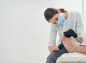 7 SIMPTOMA OPAKIH OBOLJENJA KOJA SE MOGU VIDETI NA STOPALIMA: Ako vam se javi ova boja nokta, to može značiti problem sa srcem ili plućima!