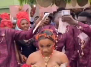 EVO ŠTA JE MLADA MORALA DA URADI NA VENČANJU KAKO BI DOBILA NOVAC: Jedan bizaran običaj u Africi šokirao je svet (VIDEO)