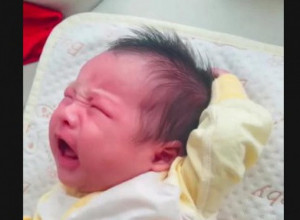 BEBA IM JE NEPRESTANO VRIŠTALA IZ SVEG GLASA, BILI SU OČAJNI: A onda su shvatili šta joj se dešava, zaplakali su i prasnuli u smeh u isto vreme! (VIDEO)