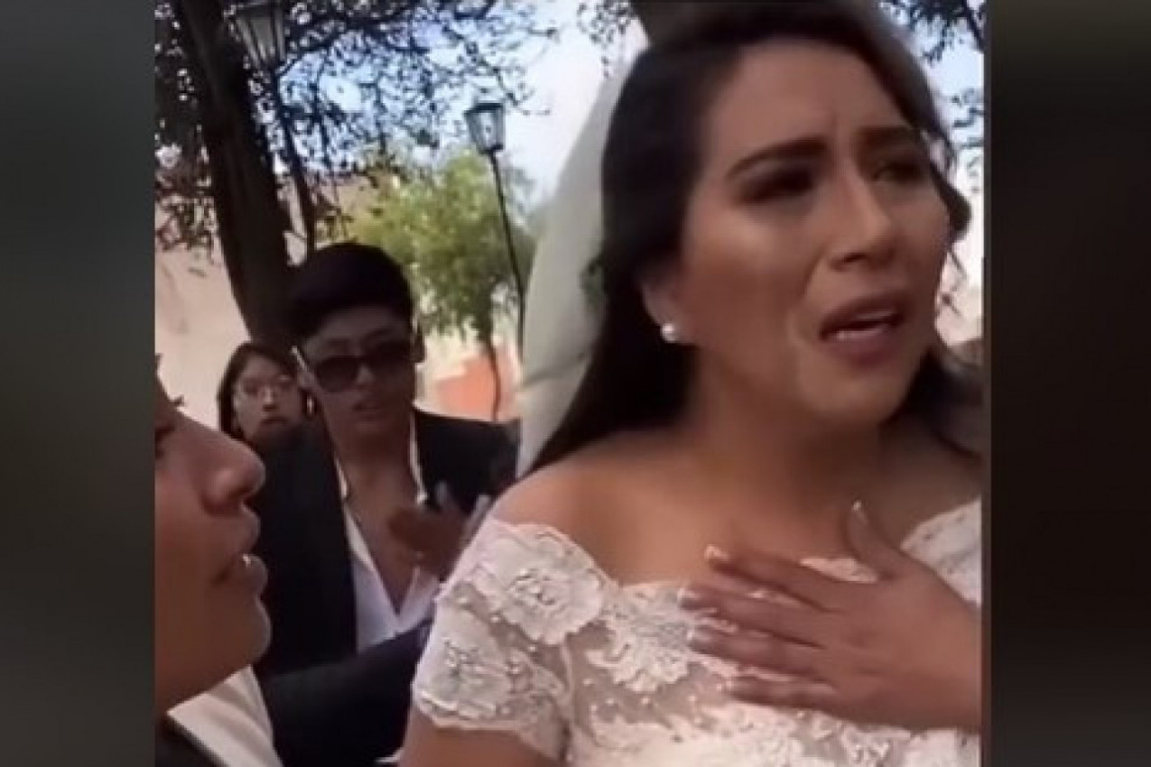 TREBALO JE DA TO BUDE NJEN NAJLEPŠI DAN, A DOŽIVELA JE PAKAO! Uzalud je čekala mladoženju, ali onda ga je pronašla nedaleko od opštine: Pala je u trans zbog onog što je radio! (VIDEO)