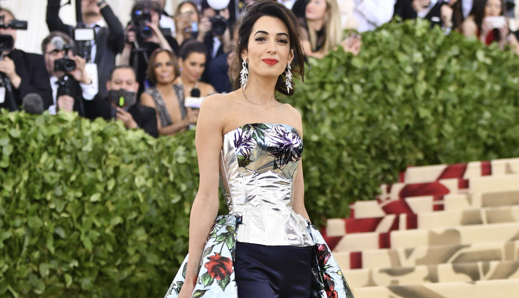 NOVI IZGLED AMAL KLUNI RASPAMETIO LJUDE: Obukla je haljinu za koju bi se malo koja druga žena usudila! (FOTO)