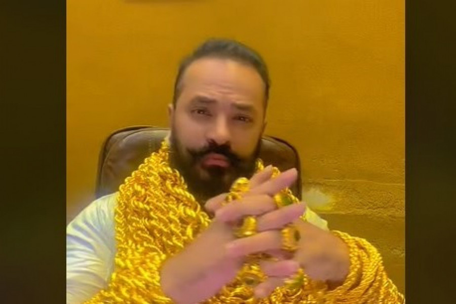 SVI SE PITAJU ŠTA MU JE TO OKO VRATA: Gde god da se pojavi ovaj muškarac, svi ga gledaju u neverici! (VIDEO)