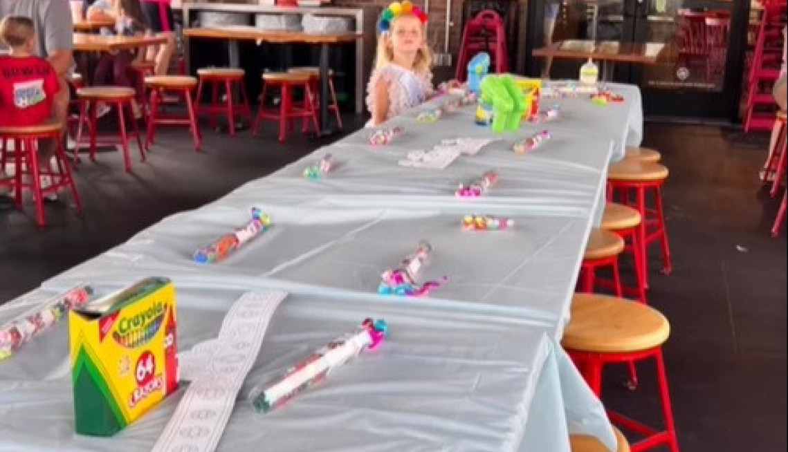 DEVOJČICA JE NESTRPLJIVO ČEKALA GOSTE NA ROĐENDANSKOJ PROSLAVI: Katastrofa je bila na pomolu, očajna majka već je brisala suze, a onda se desilo ČUDO! (VIDEO)